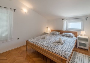 Three bedroom apartment near beach Barić Draga, Karlobag (A-15583-b)