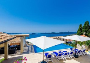 Three-Bedroom Holiday Home In Brsecine