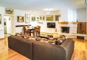 Three-Bedroom Holiday Home In Zmijavci