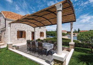 Three-Bedroom Holiday Home In Loviste