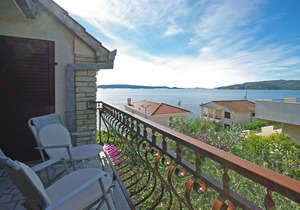 Two bedroom apartment near beach Okrug Donji, Čiovo (A-18300-a)