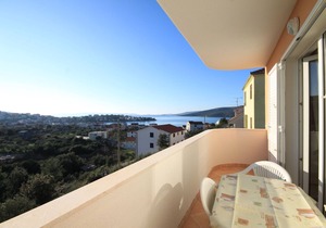 Two bedroom apartment with balcony and sea view Seget Vranjica, Trogir (A-8507-a)