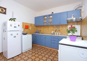 Two bedroom apartment with terrace and sea view Mali Rat, Omiš (A-9698-a)
