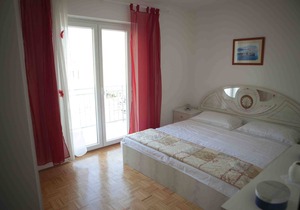 Two bedroom apartment with terrace and sea view Suhi Potok, Omiš (A-11574-a)