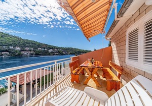 Two bedroom apartment with terrace and sea view Brna, Korčula (A-10057-b)