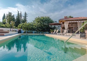 Two-Bedroom Apartment in Sutomiscica