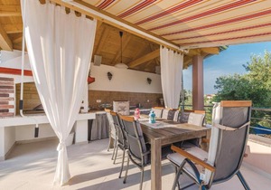 Two-Bedroom Apartment in Sutomiscica