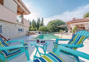 Two-Bedroom Apartment in Sutomiscica