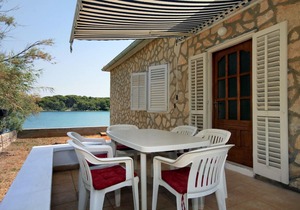 Two bedroom apartment near beach Ugljan (A-828-a)