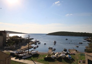 Two bedroom apartment near beach Rukavac, Vis (A-1154-e)