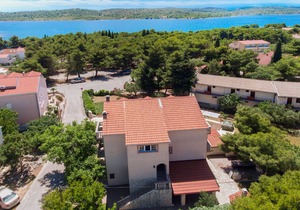Two bedroom apartment with terrace Pirovac, Šibenik (A-6280-a)