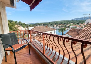 Two bedroom apartment with balcony and sea view Vrboska, Hvar (A-540-a)