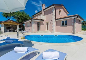 Villa Contessa with Beautiful Garden and Fireplace