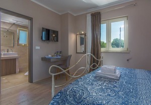 Villa Contessa with Beautiful Garden and Fireplace