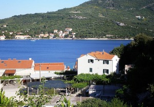 Villa Doris - 1 bedroom APARTMENT for 4 adults with shared sea view terrace