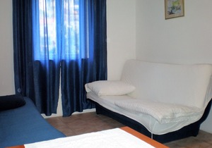 Villa Doris - 1 bedroom APARTMENT for 4 adults with shared sea view terrace