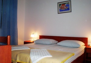 Villa Doris - 1 bedroom APARTMENT for 4 adults with shared sea view terrace