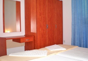 Villa Doris - 1 bedroom APARTMENT for 4 adults with shared sea view terrace