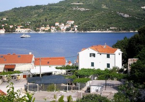 Villa Doris - 1 bedroom APARTMENT for 4-5 adults with large private terrace