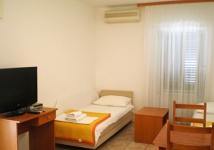 Villa Doris - 1 bedroom APARTMENT for 4-5 adults with large private terrace