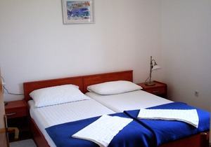 Villa Doris - 1 bedroom APARTMENT for 4 adults, shared sea view terrace