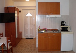 Villa Doris - 1 bedroom APARTMENT for 4 adults, shared sea view terrace