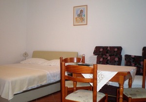 Villa Doris - STUDIO apartment for 2+1 adults, private terrace, ground floor