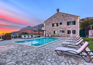 Villa Pave Hilltop - six bedroom, pool, jacuzzi, for up to 16