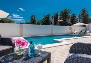 Villa Star 2 luxury apartment with a pool