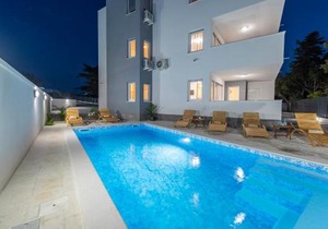 Villa Star 5 a centrally located ap. with a pool