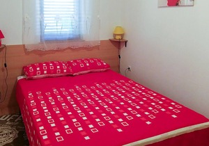 Welcome to this practical vacation apartment with swimming pool.