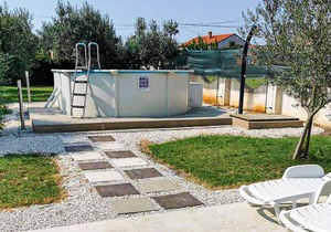 Welcome to this practical vacation apartment with swimming pool.