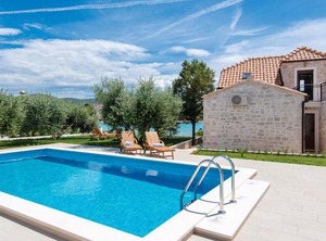 Holiday Loviste | Loviste