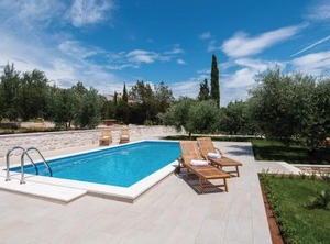 Holiday Loviste | Loviste