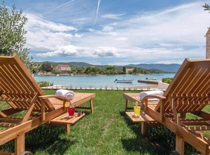 Holiday Loviste | Loviste