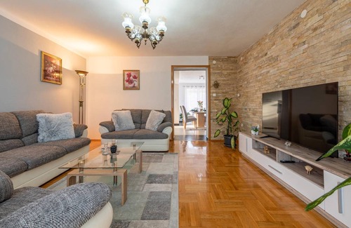 Municipality of Gracac Apartment | 100 m² Apartment ∙ 3 bedrooms ∙ 6 guests