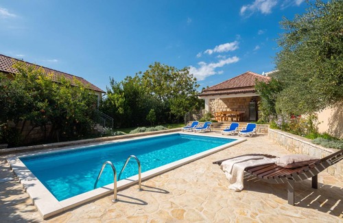 Zrnovnica House | 104 m² House ∙ 3 bedrooms ∙ 6 guests