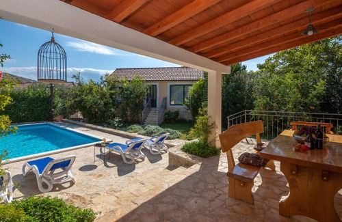 Zrnovnica House | 104 m² House ∙ 3 bedrooms ∙ 6 guests