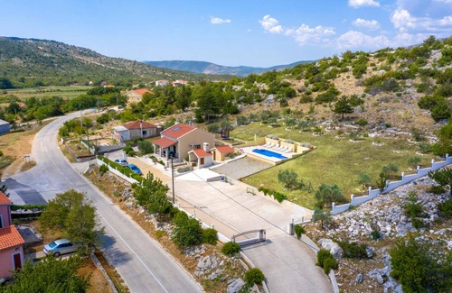 Neoric House | 105 m² House ∙ 2 bedrooms ∙ 6 guests