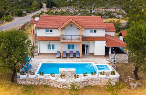 Lecevica House | 120 m² House ∙ 3 bedrooms ∙ 7 guests