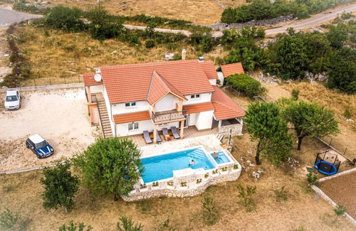 Lecevica House | 120 m² House ∙ 3 bedrooms ∙ 7 guests