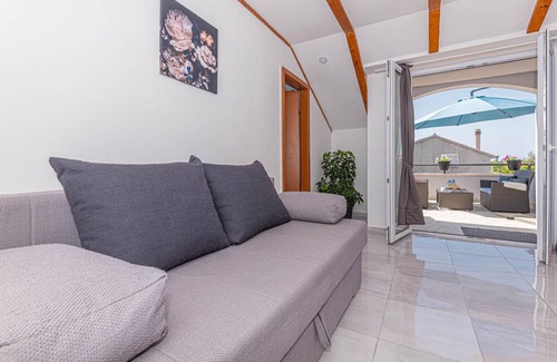 Promina House | 120 m² House ∙ 3 bedrooms ∙ 6 guests