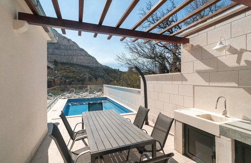 Zrnovnica House | 140 m² House ∙ 4 bedrooms ∙ 8 guests