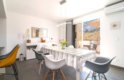 Zrnovnica House | 140 m² House ∙ 4 bedrooms ∙ 8 guests