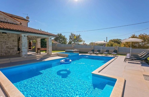 Filipini Villa | 200 m² Villa ∙ 4 bedrooms ∙ 8 guests