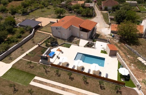 Bogatic Villa | 200 m² Villa ∙ 5 bedrooms ∙ 9 guests