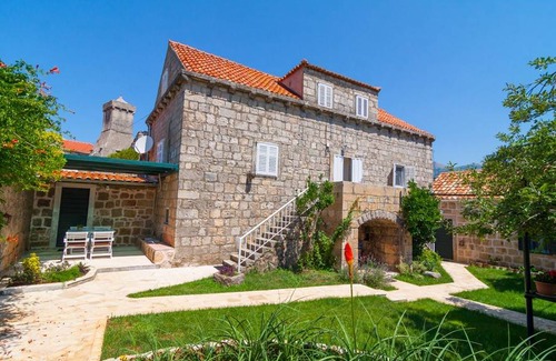 Popovici Villa | 210 m² Villa ∙ 4 bedrooms ∙ 9 guests