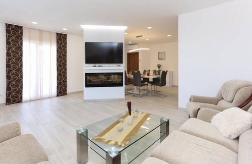 Kastel Stafilic House | 214 m² House ∙ 7 bedrooms ∙ 16 guests