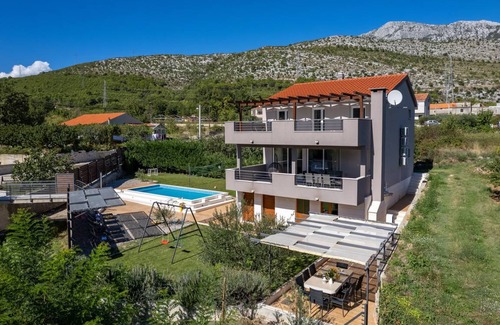 Omis Villa | 215 m² Villa ∙ 4 bedrooms ∙ 7 guests