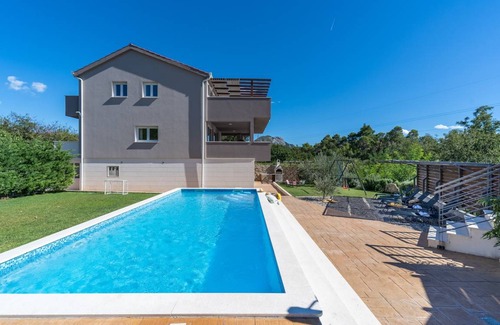 Omis Villa | 215 m² Villa ∙ 4 bedrooms ∙ 7 guests